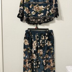 Signals Floral Two-Piece Rayon Pajama Set in Blue and White size Large